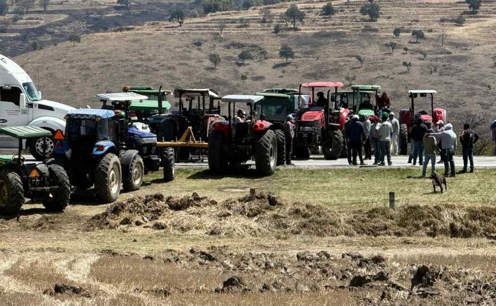 “Vulneran derechos humanos de agricultores, con precios bajos”, afirman campesinos de Tlaxcala en bloqueos.
Foto: Especial.