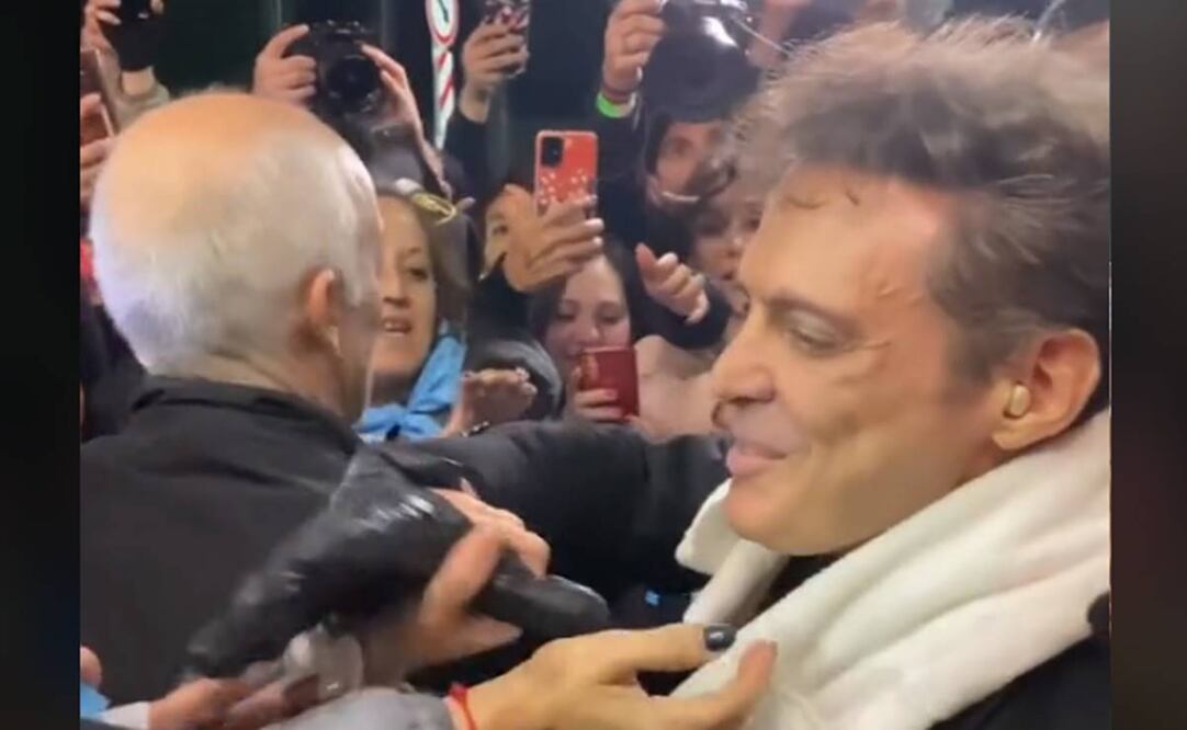Luis Miguel como pocas veces: saludando a fans tras dar un concierto en Argentina.