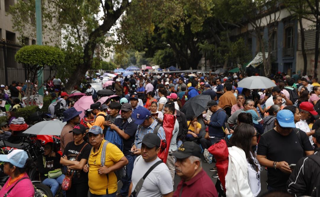 Secciones de la CNTE les gritaron a los encapuchados "provocadores". Foto: Diego Simón / EL UNIVERSAL