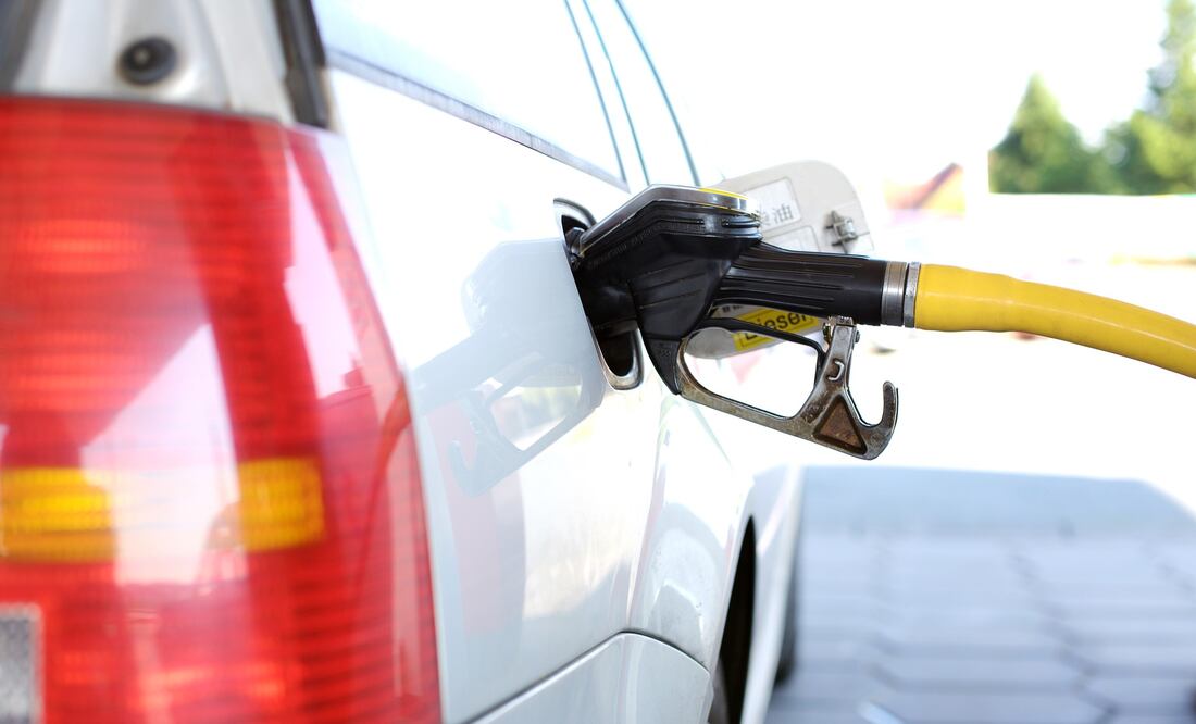 Estás a punto de comprar un auto, pero te ves en el dilema sobre el gasto de gasolina que este consumirá, ¿automático o estándar? Crédito: Pixabay