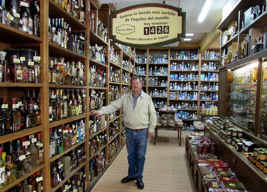 A pesar de que hace 23 años Luis del Hoyo y su familia comenzaron un negocio con la venta de dulces tradicionales, desde que decidieron vender tequila se convirtieron en una suerte de arqueólogos que van recolectando piezas de la historia del mezcal más célebre de México.