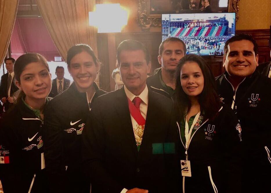 Tomada de Twitter (@CONADE). El presidente con medallistas de la Universiada 2017