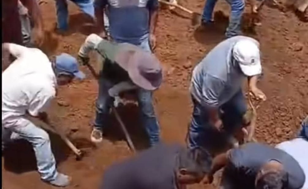 Trabajadores de la obra iniciaron el rescate de las víctimas. Fotos: Especiales.