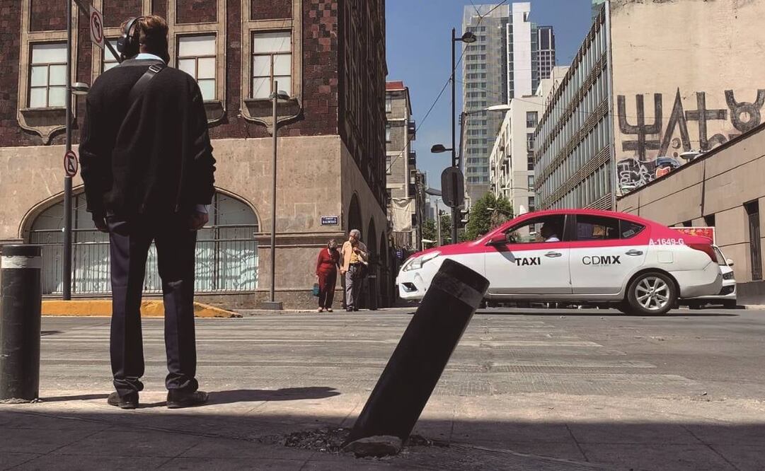 El corredor está descuidado, con el concreto de la banqueta levantado; “he visto personas que se tropiezan”, dice estudiante.