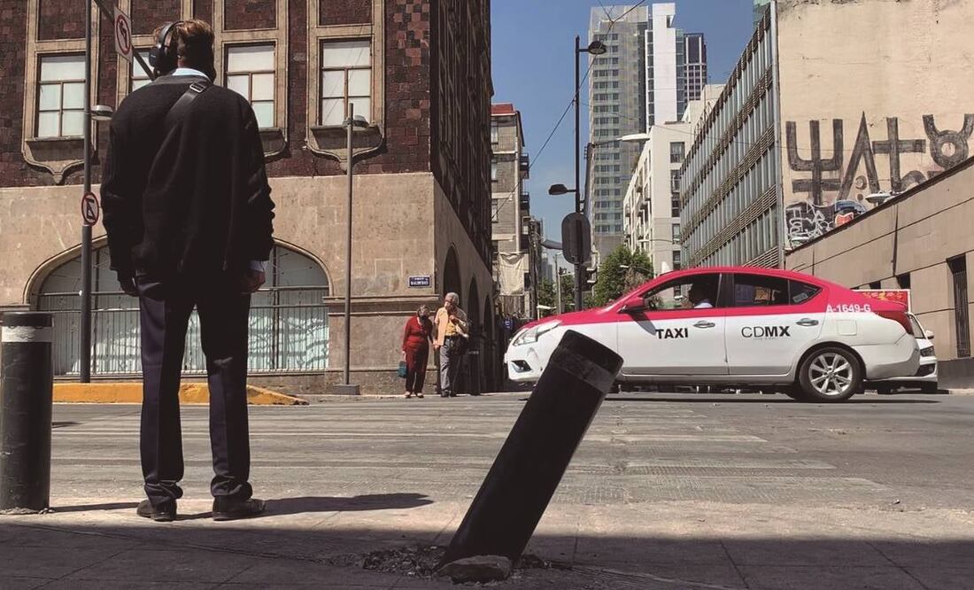 El corredor está descuidado, con el concreto de la banqueta levantado; “he visto personas que se tropiezan”, dice estudiante.