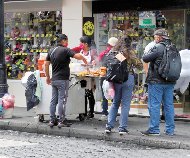 Algunos vendedores están al pendiente del paso de autoridades para levantar su mercancía o simular que portan cubrebocas y caretas. CARLOS MEJíA. EL UNIVERSAL
