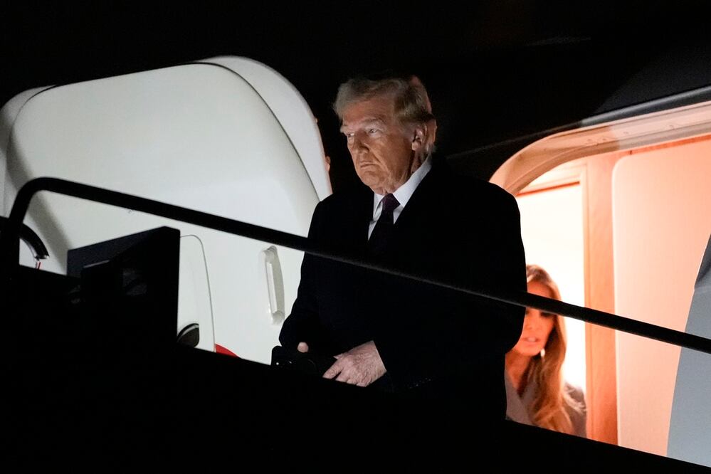El presidente electo Donald Trump y Melania Trump descienden de un avión de la Misión Especial de la Fuerza Aérea cuando llegan al Aeropuerto Internacional de Dulles, el sábado 18 de enero de 2025, en Dulles, Virginia. Foto: AP