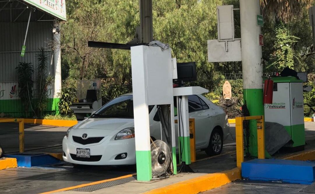 La Secretaría de Medio Ambiente no aplicará sanciones a los verificentros que decidan hacer puente, pues es un trabajo que está concesionado a particulares (Foto: Archivo / EL UNIVERSAL)