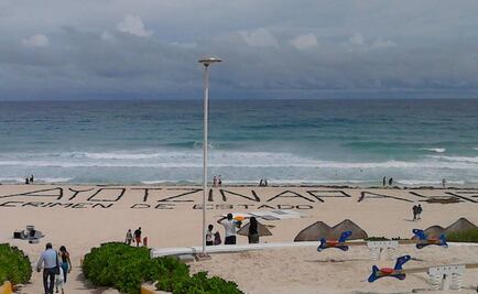 Normalistas escriben leyenda con sargazo en QRoo