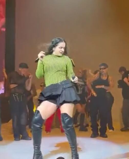 Rauw Alejandro sorprende a Rosalía en pleno escenario y bailan juntos