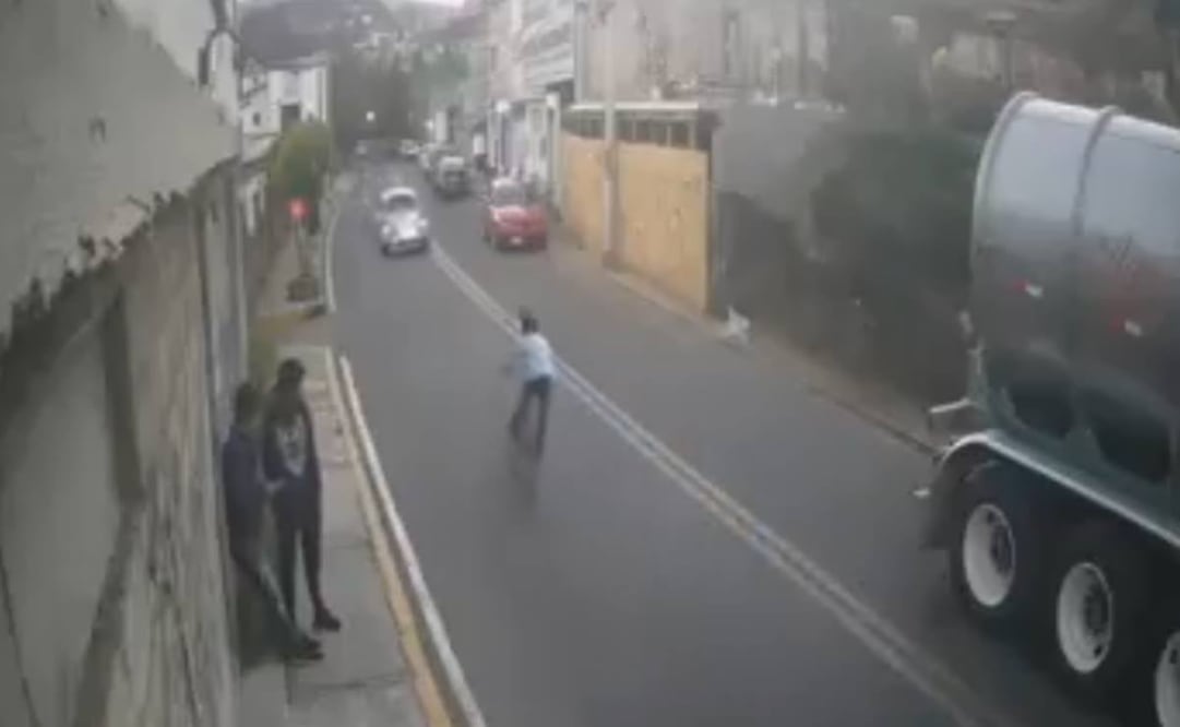 Captan momento en que auto embiste a niño en bici en Cuajimalpa
