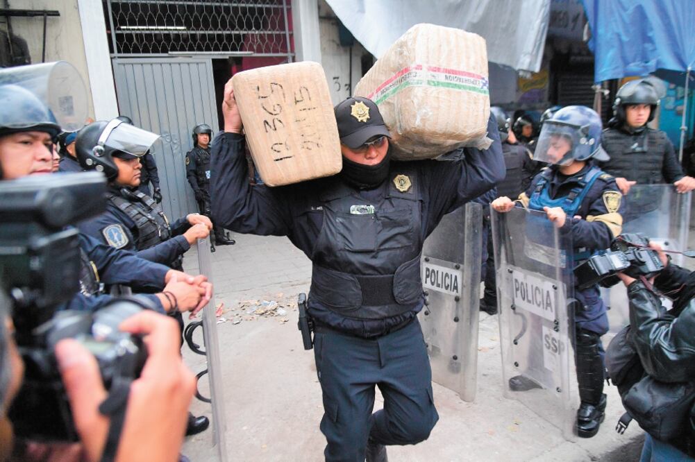 Las personas aseguradas, así como las drogas, vehículos, motocicletas y armas, fueron puestos a disposición de la agencia del Ministerio Público para deslindar responsabilidades y definir su situación jurídica. Foto: HUGO GARCÍA. EL UNIVERSAL