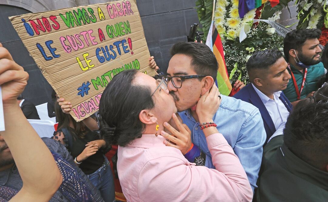 Con un beso frente al recinto legislativo del Estado de México, Ricardo y Ernesto celebraron la legalización de los matrimonios igualitarios en la entidad. Foto: Jorge Alvarado/ EL UNIVERSAL