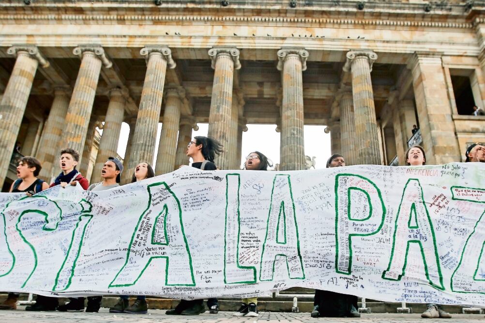 Simpatizantes del “sí ” al acuerdo de paz se manifestaron ayer frente al Congreso en la ciudad de Bogotá (FERNANDO VERGARA.AP)