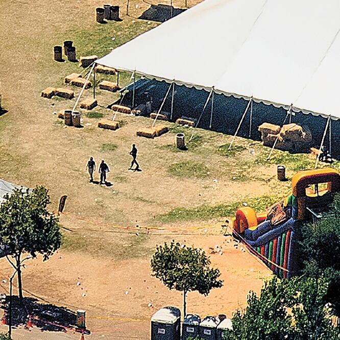 Investigadores revisaban ayer la zona donde el domingo ocurrió un tiroteo, en el Festival del Ajo de Gilroy, en California. NOAH BERGER. AP