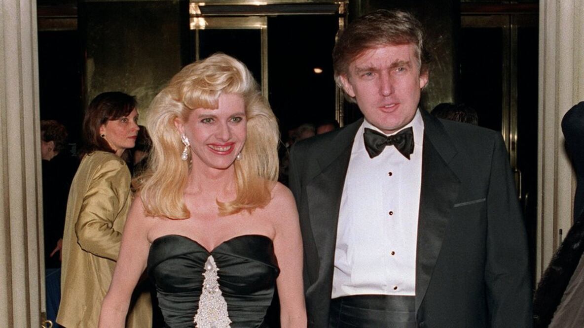 Donald Trump y su exesposa, Ivana, en 1989 cuando sus negocios estaban perdiendo millones cada año (Foto: Getty Images)