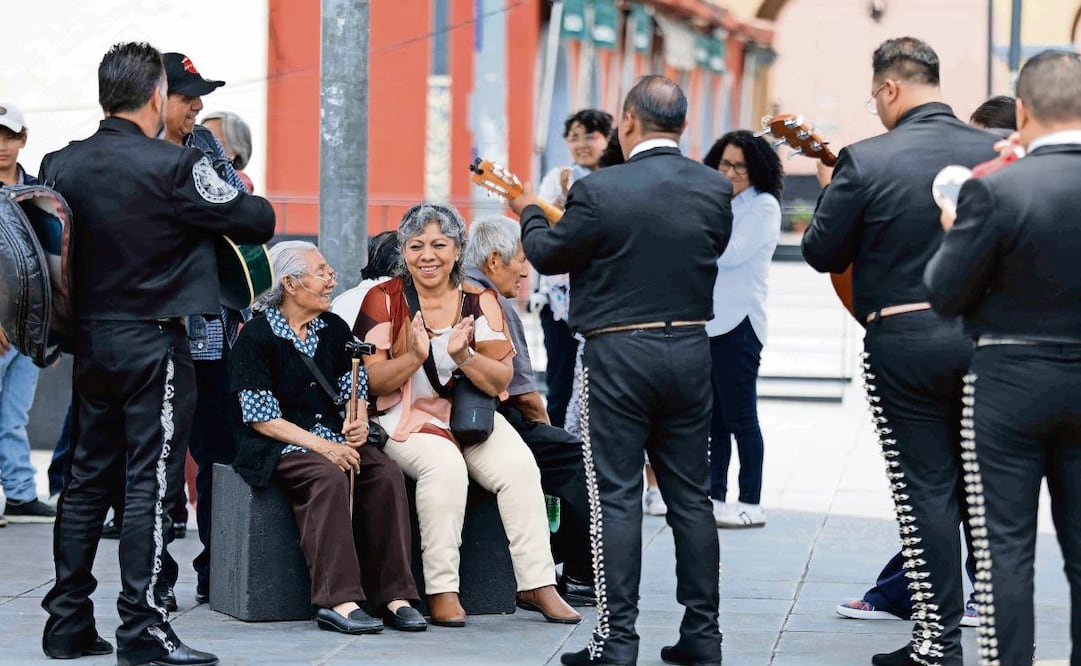Desde el mediodía, mamás de todas las edades disfrutaron "Las Mañanitas" y "Amor Eterno" con mariachi. Foto: DIEGO SIMÓN SÁNCHEZ/EL UNIVERSAL