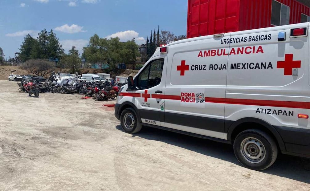 Al lugar del desplome acudió personal de Protección Civil y Bomberos de Atizapán de Zaragoza así como paramédicos de la Cruz Roja. Foto: Especial