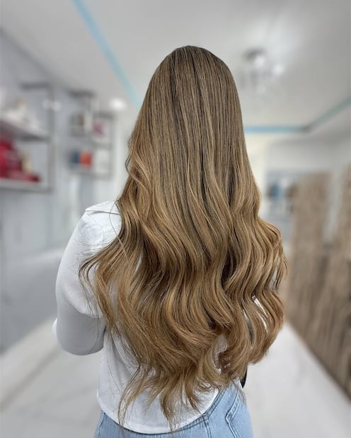 Miel, color que integran las canas sin contrastes duros. Foto: Instagram @paulagiraldoestilista