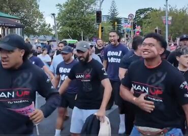 Interrumpen desfile del Orgullo en Nueva Zelanda; protestan con haka, una danza de guerra maorí