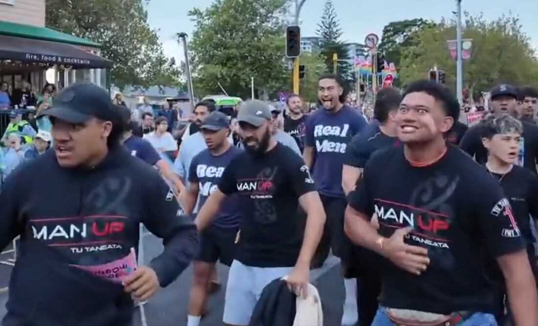 Un grupo de manifestantes maoríes interrumpió el Desfile del Orgullo LGBT en las calles de Auckland. (15/02/25) Foto: Captura de pantalla