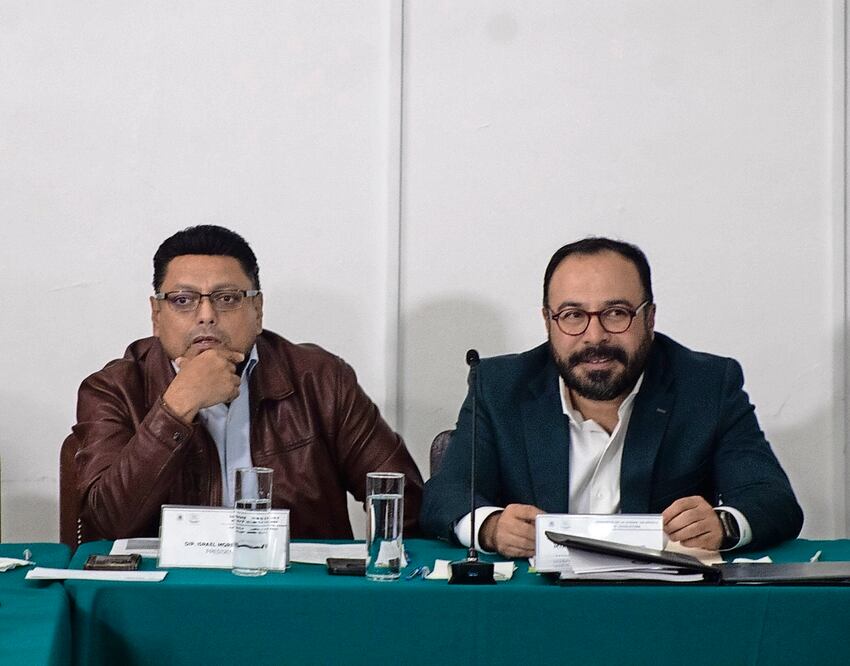 Raúl Basulto, secretario de Obras (der.), expuso que las zonas elegidas para las Utopías en Xochimilco y Cuajimalpa no deben generar inconformidad entre los habitantes. Foto: Fernanda Zamora / EL UNIVERSAL