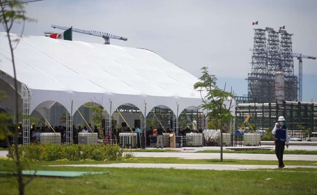 A unas horas de que el presidente Andrés Manuel López Obrador inaugure la etapa de pruebas de la Refinería Olmeca en Dos Bocas Tabasco, los equipos de limpieza redoblan esfuerzos para recibir al titular del Ejecutivo.



Foto: Germán Espinosa. EL UNIVERSAL