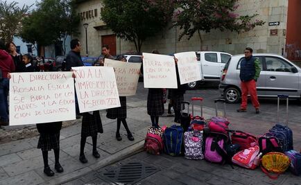 Alumnos de primaria y padres protestan en Oaxaca