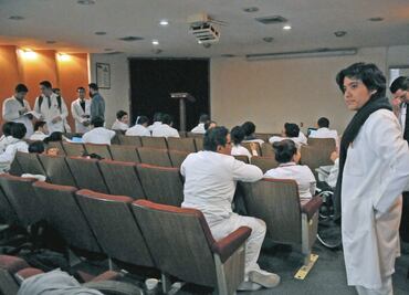 Buscarán residencia 46 mil 200 doctores