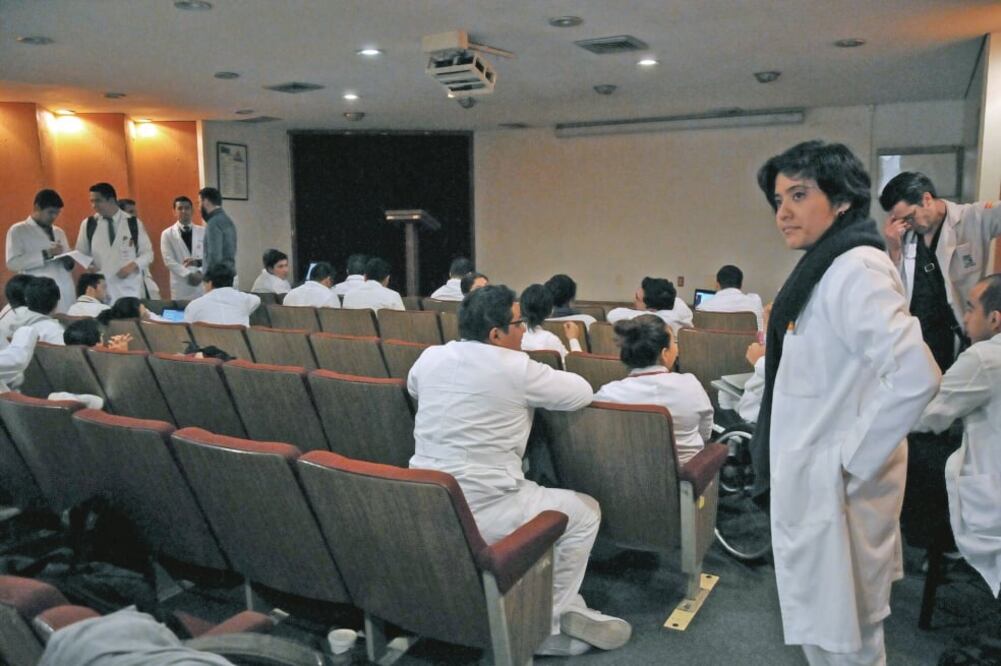 También 700 profesionales de la carrera de cirujano dentista hicieron su inscripción para presentar el Examen nacional de aspirantes a residencias estomatológicas (Enare). Foto: EL UNIVERSAL