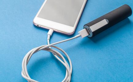 Por qué no debes enrollar el cable del cargador de tu celular