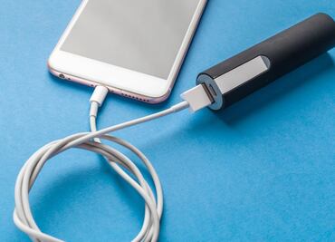 Por qué no debes enrollar el cable del cargador de tu celular