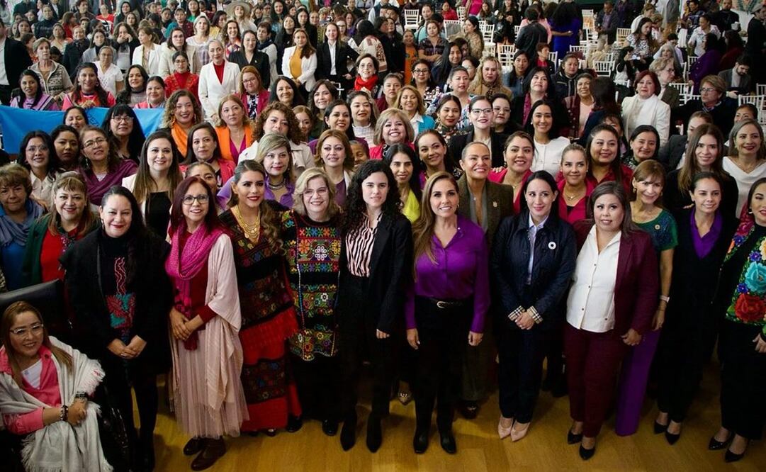 Nadine Gasman, titular de INMUJERES en conmemoración del 70 aniversario del voto femenino, acompañada de funcionarias de estado, gobernadoras y políticas. Foto: Complejo Cultural Los Pinos