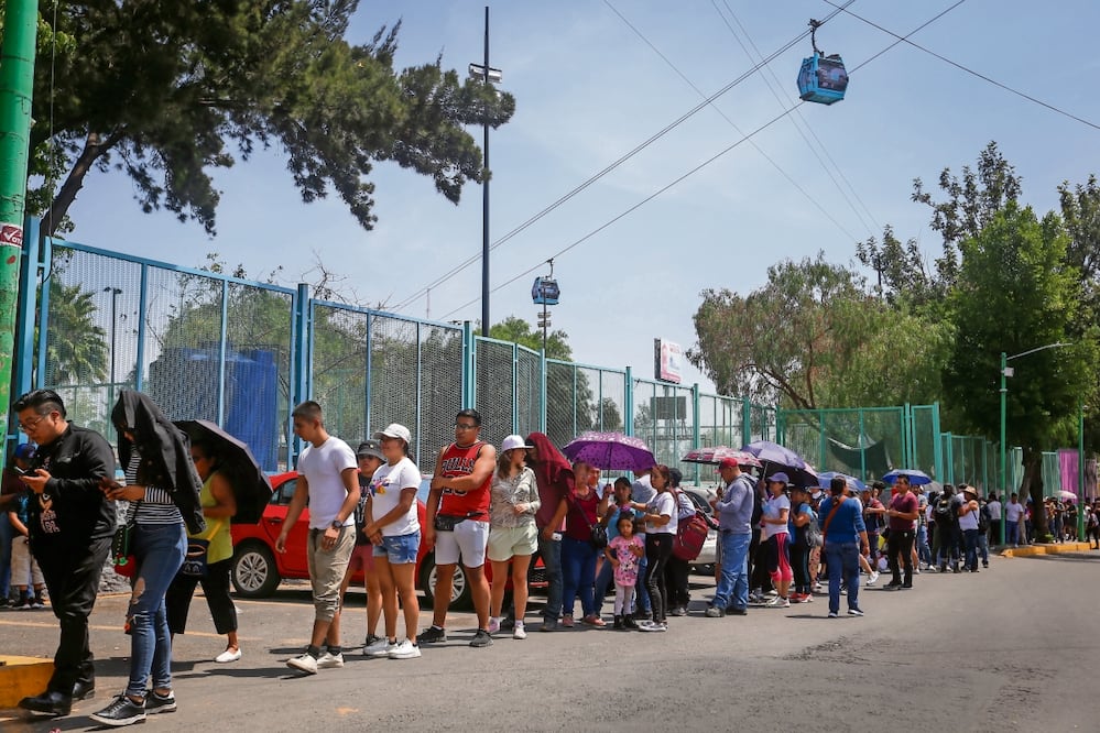 En Iztapalapa, las largas filas se apreciaron desde las 7 de la mañana hasta el mediodía. Foto: Luis Camacho | El Universal