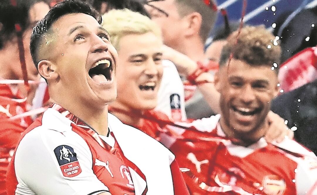 Alexis Sánchez colaboró con un polémico gol sobre el Chelsea. (MATT DUNHAM. AP)