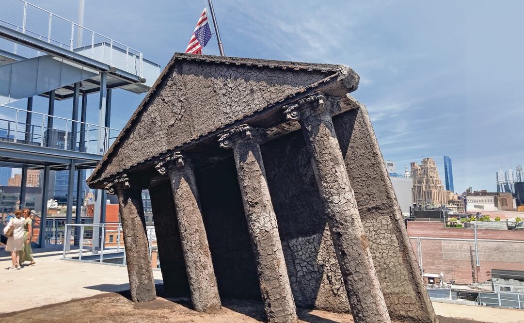 Ruins of Empire II or The Earth Swallows the Master’s House (Ruinas del imperio II La tierra se traga la casa del amo), de Kiyan Williams, es una escultura de la Casa Blanca
hecha de tierra y con fisuras, a punto de caer, con la que el artista buscó plasmar la fragilidad del sistema político estadounidense en uno de sus momentos más críticos. Foto: Sonia Sierra