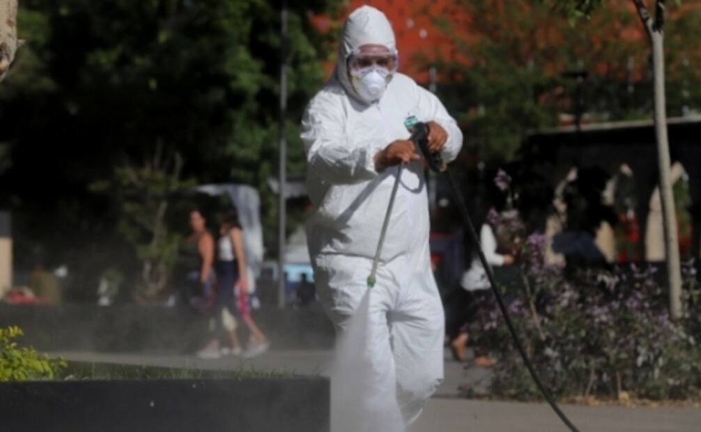 Así limpian las calles en Guadalajara por el coronavirus