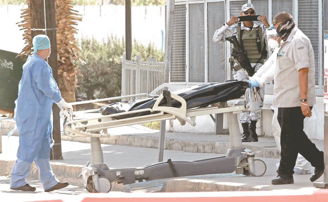 El cadáver de un paciente Covid es trasladado en el Hospital General de Ciudad Juárez, Chiuhuahua. Foto: CHRISTIAN TORRES. EL UNIVERSAL