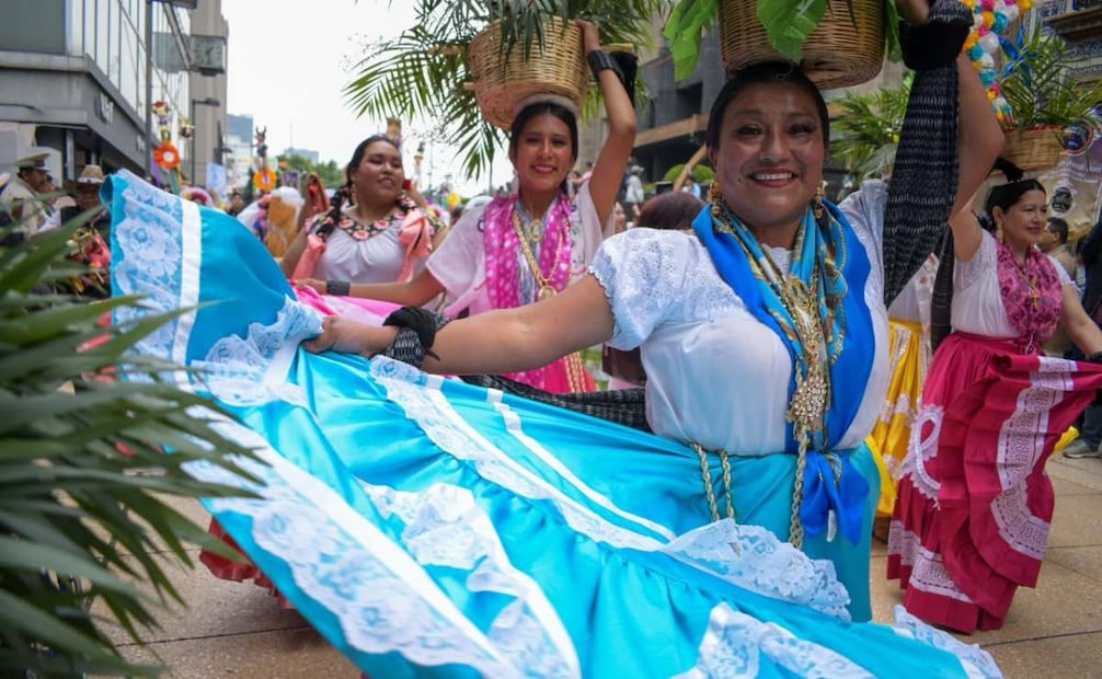 Coyoacán lleva chinelos y comparsas al Zócalo; Oaxaca cierra fiesta indígena con calenda.
Foto: Especial.