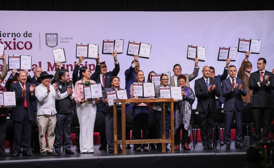 Claudia Sheinbaum encabezó la Firma del Convenio para la creación del componente indígena del fondo de aportaciones para la infraestructura social (FAIS) durante el Encuentro Nacional Municipal.
Foto: Diego Simón Sánchez / EL UNIVERSAL