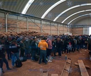 Hallan en bodega a 225 migrantes