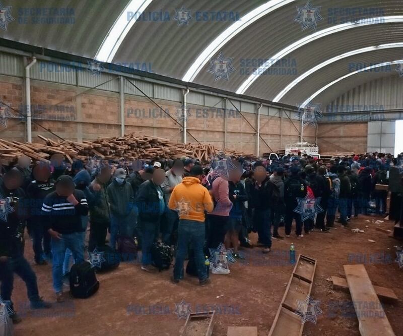 La bodega donde se encontraban los migrantes no tenía energía eléctrica; la localización de los extranjeros se dio en inmediaciones de la autopista México-Querétaro gracias a una denuncia. Foto: Especial