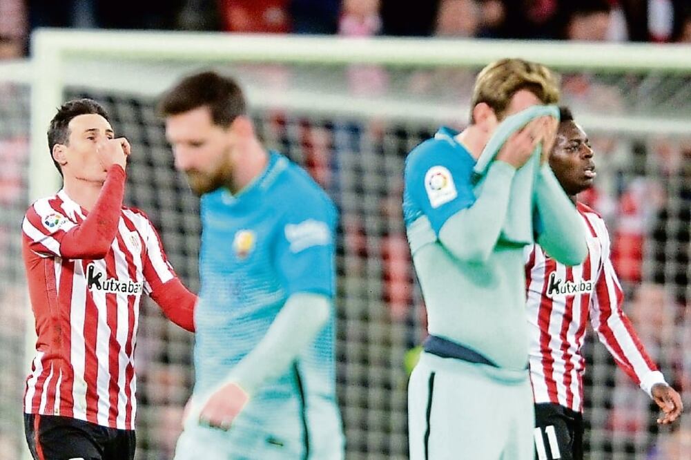 Aritz Aduriz (izq.) abrió el marcador y el local ahogó a su rival (VINCENT WEST. REUTERS)