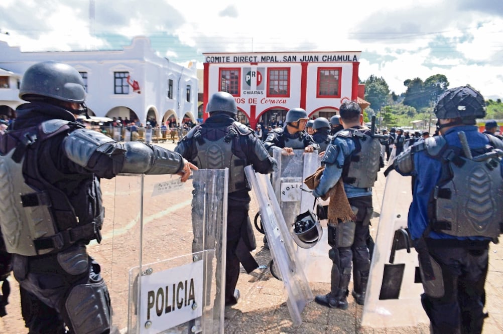 En medio de un cerco policial, los indígenas tzotziles eligieron a Mario Santiz Gómez, originario de la comunidad Chikbitenam, para el periodo que comprende de octubre de 2016 al mismo mes de 2018 (JOSÉ CAMAS. EL UNIVERSAL)
