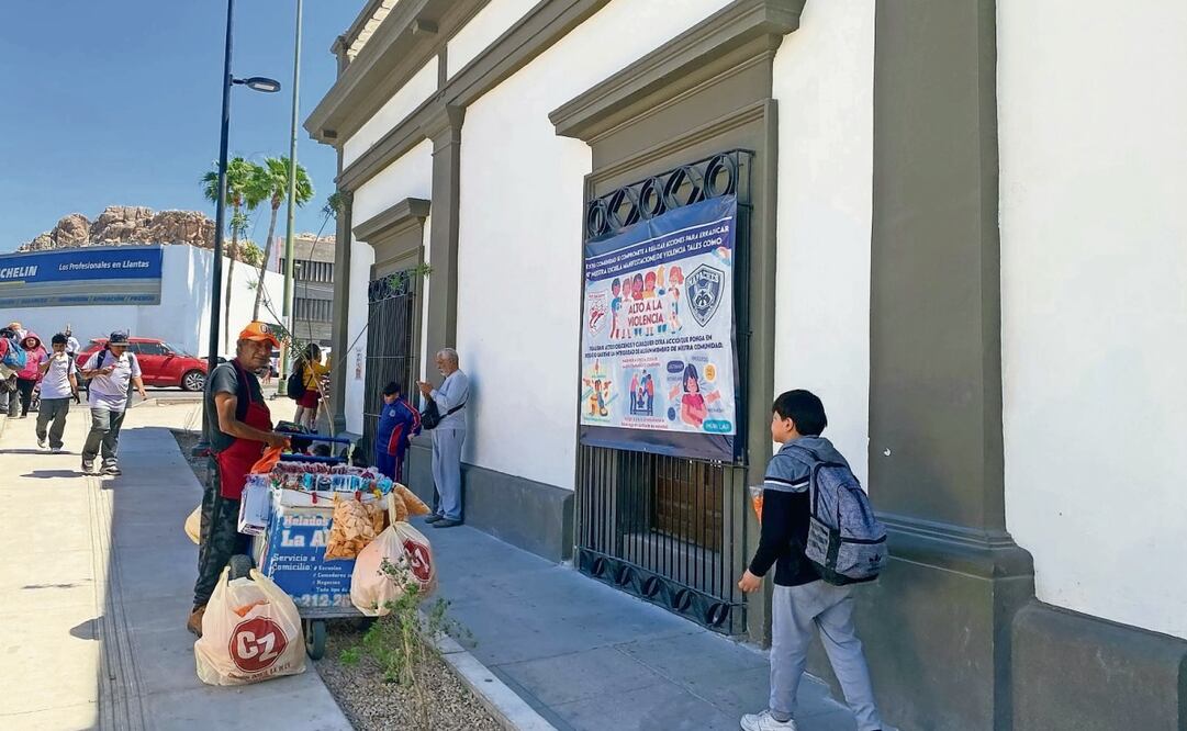 Un vendedor de dulces y frituras coloca su carrito afuera de una escuela en Hermosillo, luego de que entró en vigor la prohibición de la venta y consumo de alimentos chatarra en los planteles educativos del país. Foto: Amalia Escobar / EL UNIVERSAL