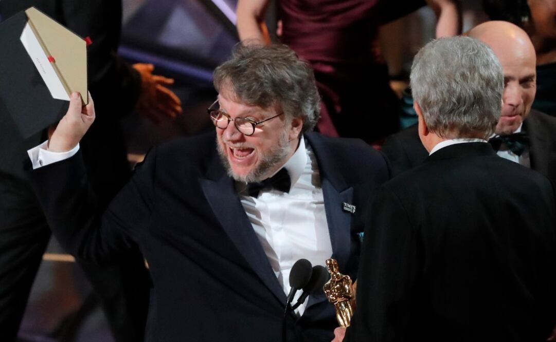 Guillermo del Toro verificó que no hubiera errores en el sobre del Oscar  FOTO: REUTERS