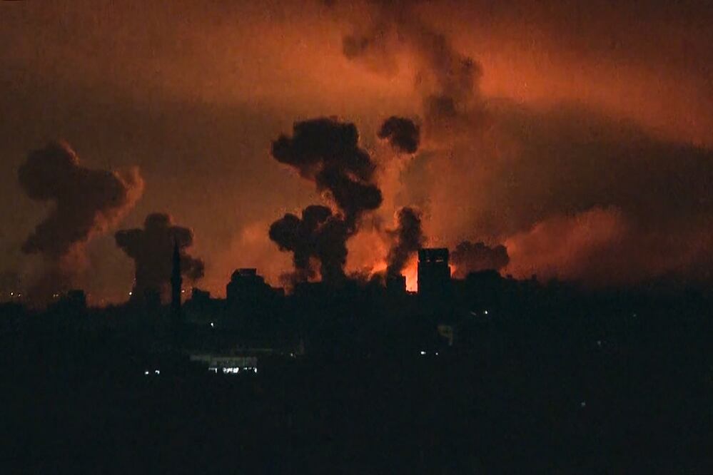 Fuego y humo elevándose sobre la ciudad de Gaza durante un ataque israelí el 27 de octubre de 2023. Foto: AFP