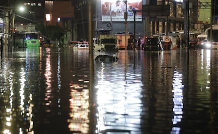 Lluvia intensa deja inundada Iztapalapa; autos quedan varados en la Calzada Ignacio Zaragoza