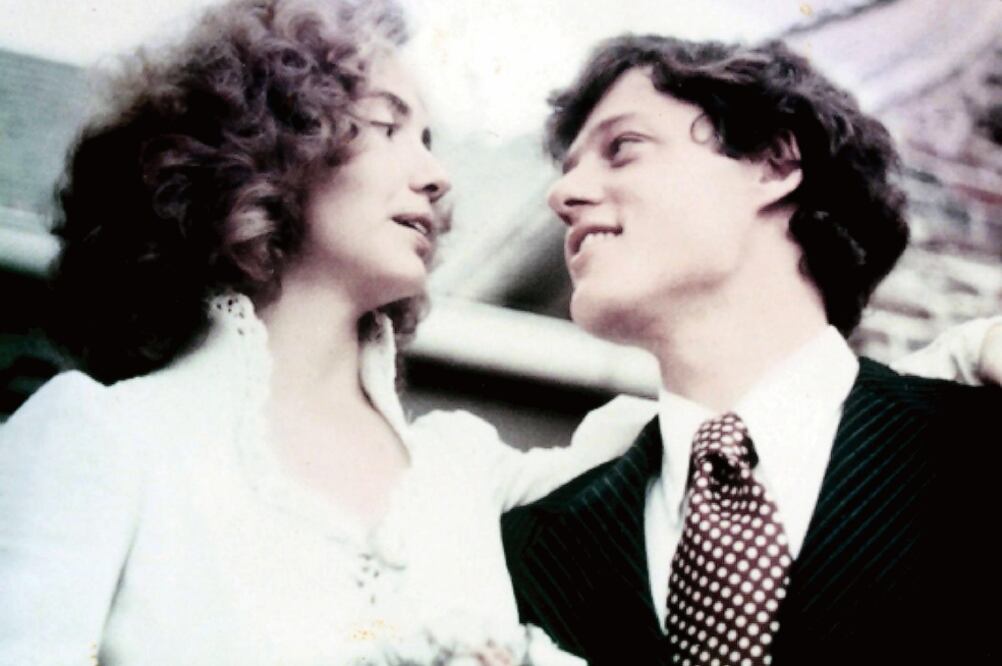 Hillary Rodham y Bill Clinton, de jóvenes (BIBLIOTECA WILLIAM J. CLINTON)