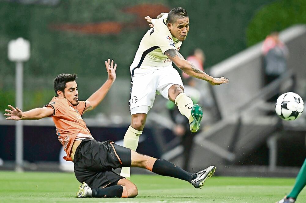 Miky Arroyo abrió el camino de las Águilas para que pudieran avanzar a las semifinales de la Copa MX con un golazo y parece que el ecuatoriano va retomando nivel (ETZEL ESPINOSA. IMAGO7)